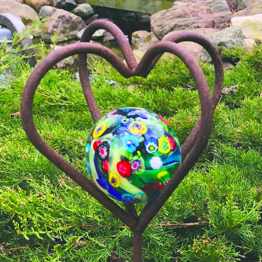 Hjertekrone i jern til haven. Her pyntet med glaskugle fra Art in Garden. Fås hos luxuslife