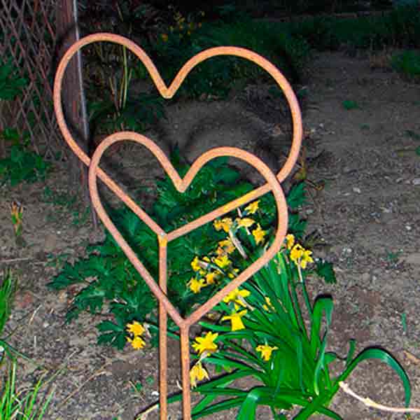Hjerter i jern til haven – lukkede og på spyd. Sæt i to forskellige størrelser. Fås hos Luxuslife