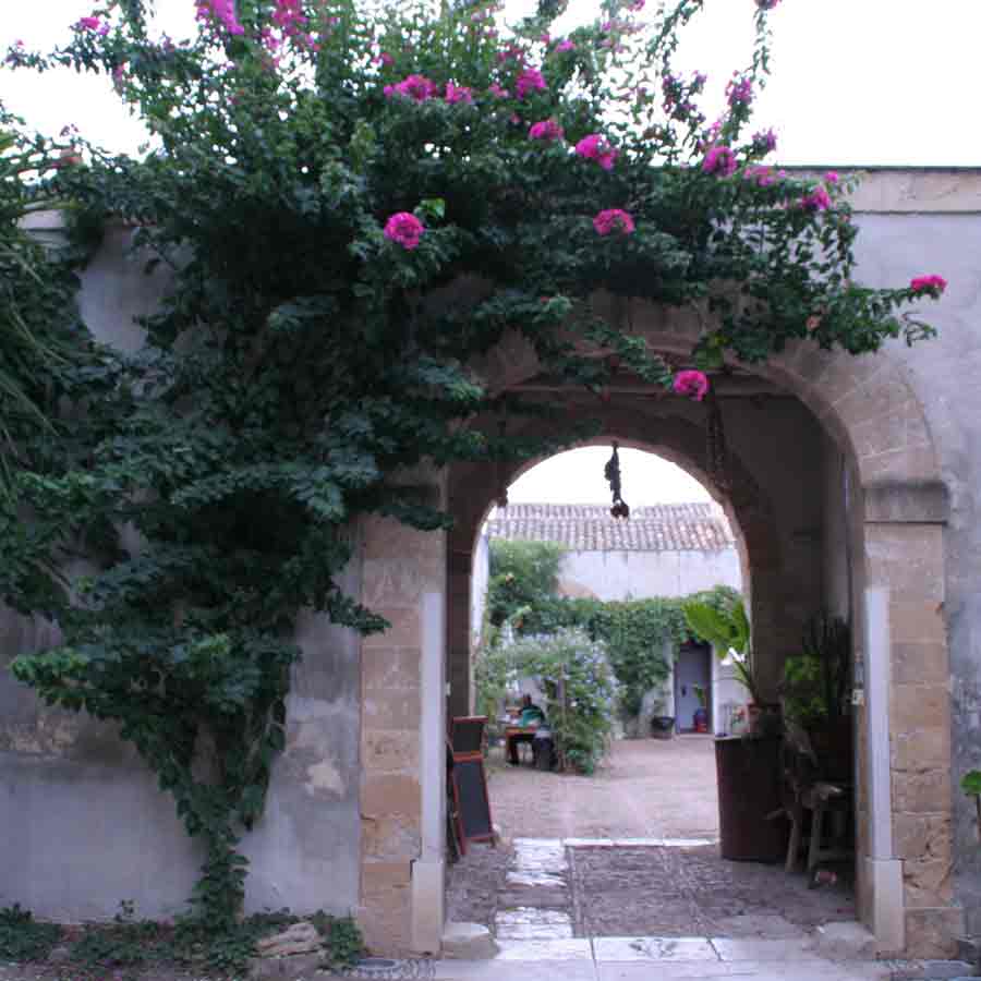 Hovedindgangen til olivenolieproducentetn, Fontanasalsa